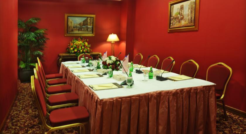Makarem Ajyad Makkah Hotel La Meca Exterior foto The photo shows a conference or meeting room with a long table set up for discussions or presentations. The table is covered with a white tablecloth and has several place settings, including notepads and pens. There are green bottles of water on the 