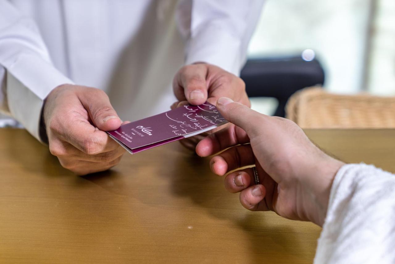Makarem Ajyad Makkah Hotel La Meca Exterior foto The photo shows two hands engaged in a transaction. One hand is extending a card towards another hand. The person handing over the card appears to be wearing a white garment, possibly a shirt or robe, while the person receiving the card has their han